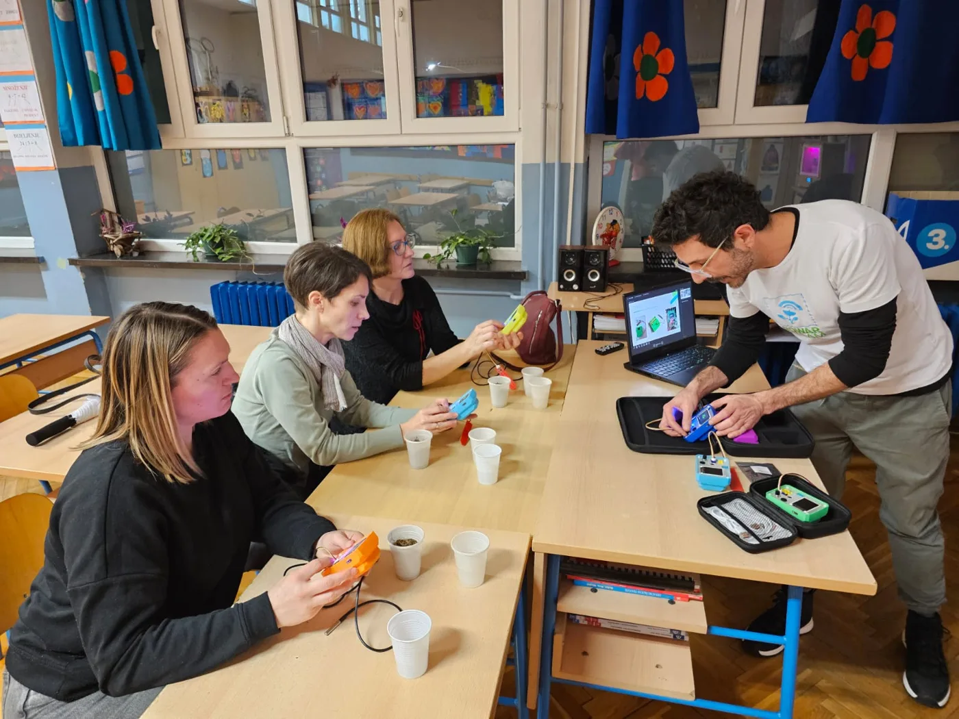 Pablo Zuloaga con docentes probando el P-Bit v3 en una formación